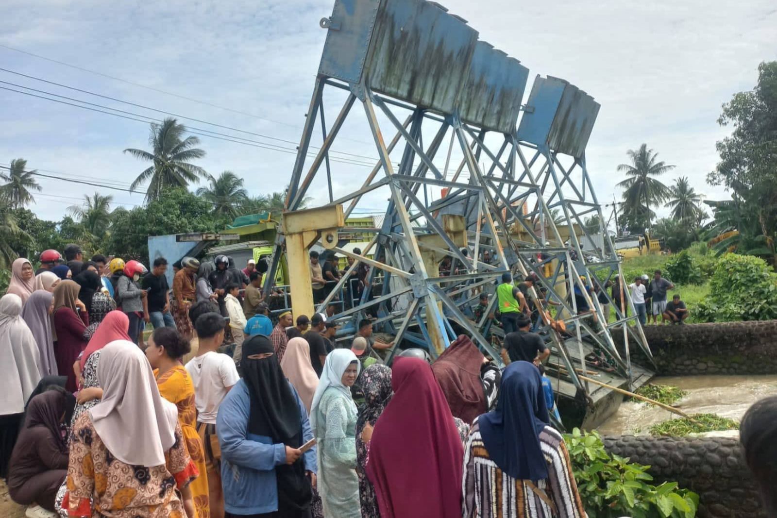 Jatuh Terpeleset Saat Membersihkan di Jembatan, Pria di Pinrang Hilang Diduga Terseret Arus Sungai