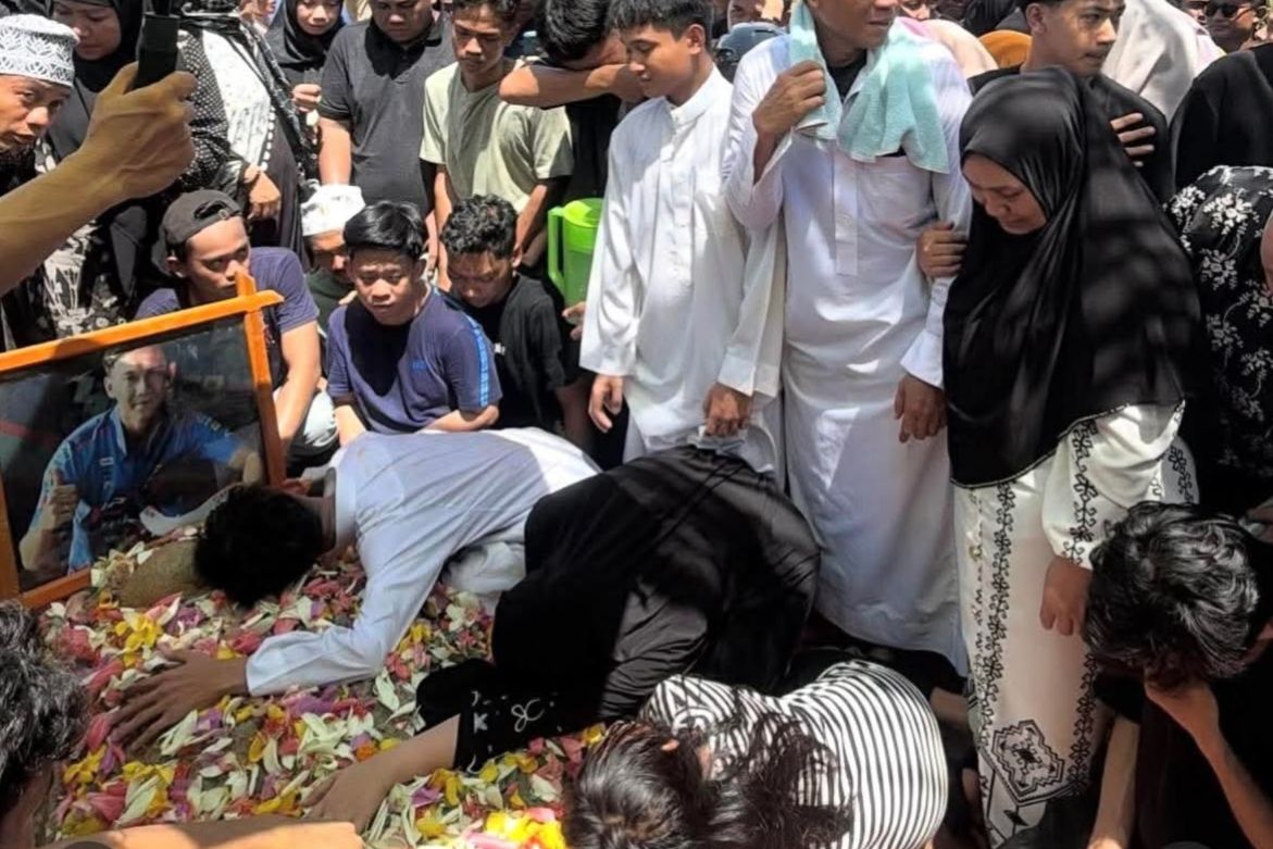 Isak Tangis Iringi Pemakaman Pembalap Awhin Sanjaya di Luwu Utara, Ribuan Pelayat Mengantar
