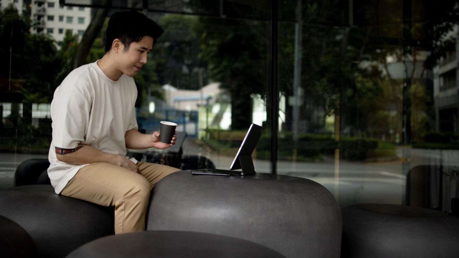 Gaya Hidup Hybrid: Tren yang Mempengaruhi Interaksi Sosial dan Perekonomian di Indonesia