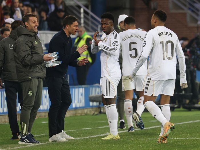 Pelukan Vinicius untuk Xabi Alonso Jadi Sorotan, Bukti Ruang Ganti Madrid Tetap Solid