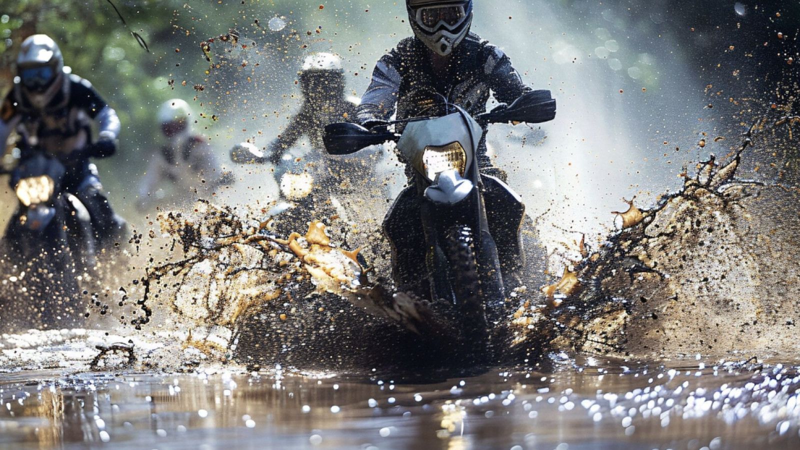Tips Aman Berkendara Motor Saat Musim Hujan