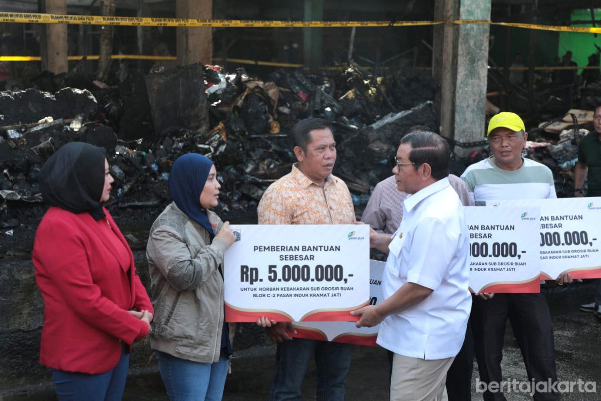 Pramono Salurkan Bantuan bagi Pedagang Terdampak Kebakaran Pasar Kramat Jati