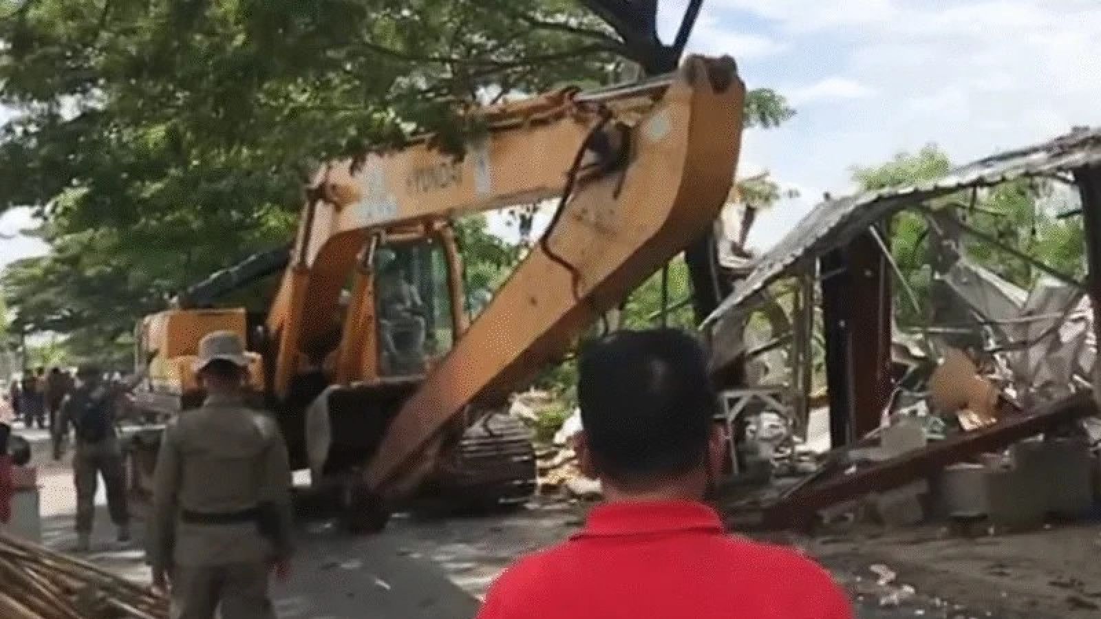 Penertiban Bangunan Semi Permanen Diduga Sarang Prostitusi di Bekasi