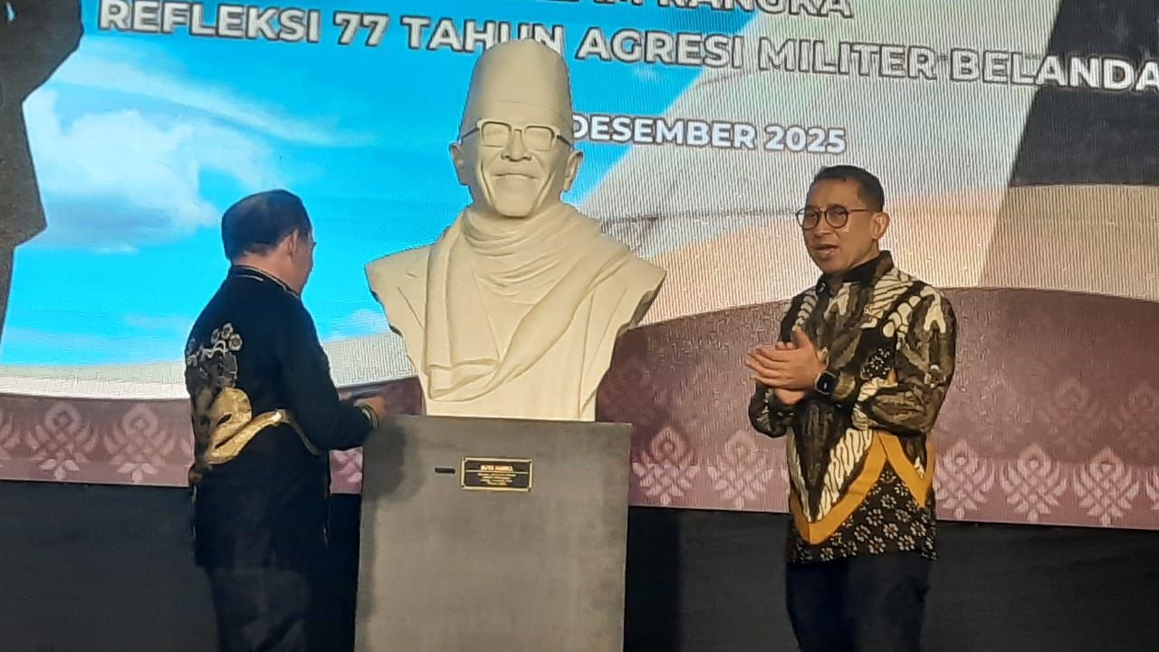 Kunjungi Monjali, Menbud Fadli Zon Saksikan Pahatan Patung Soeharto