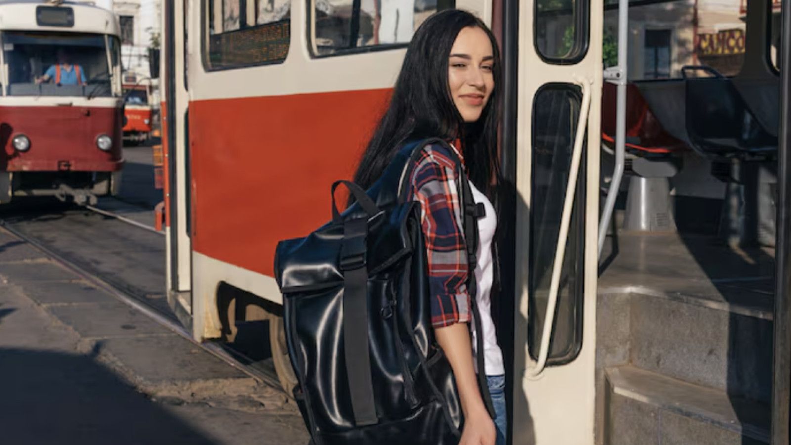 Tips Memilih Pakaian untuk Perjalanan Menggunakan Transportasi Umum