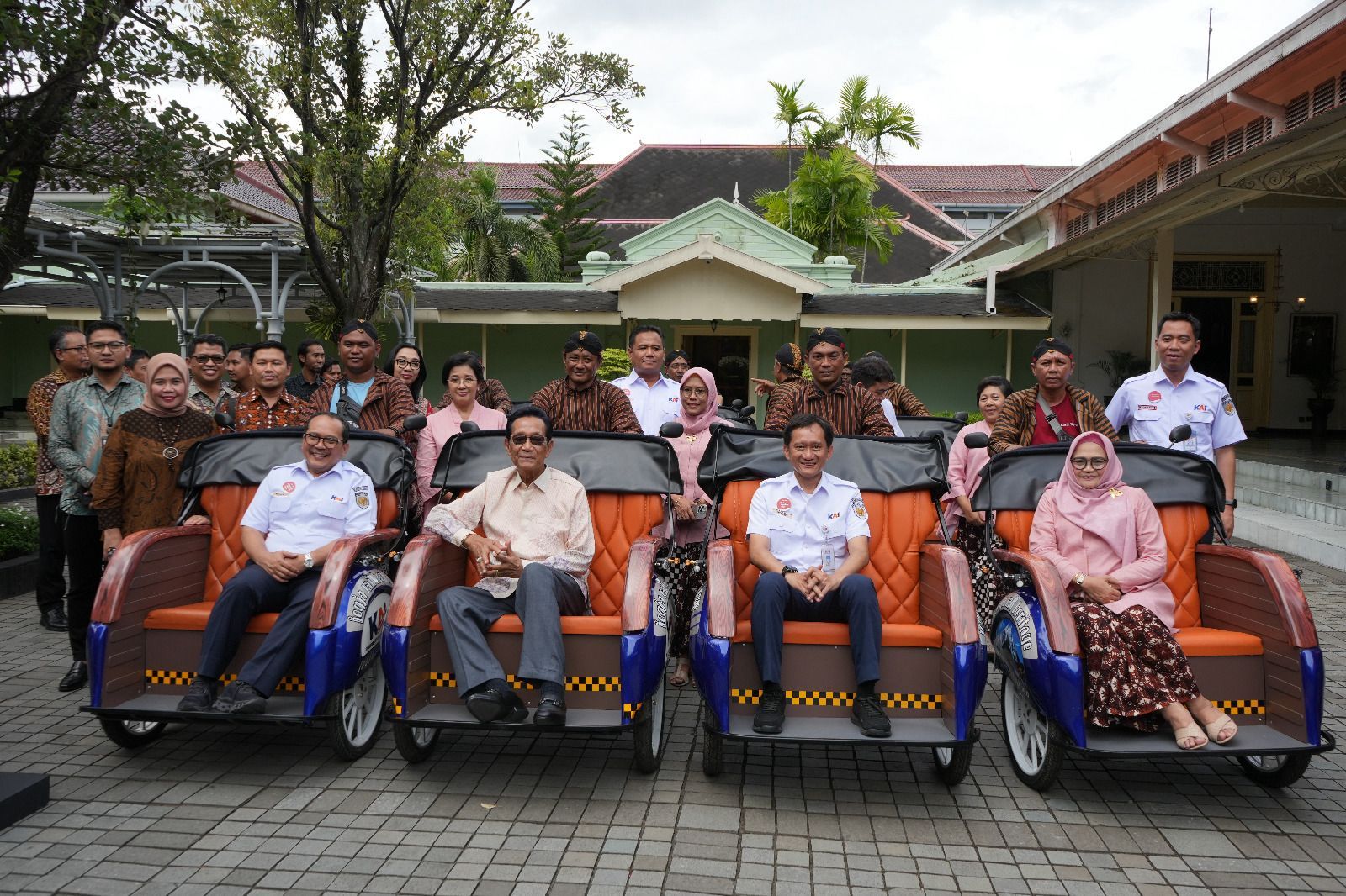 Pemda DIY Terima Bantuan KAI Salurkan 10 Becak Listrik untuk Pengayuh Becak di Malioboro