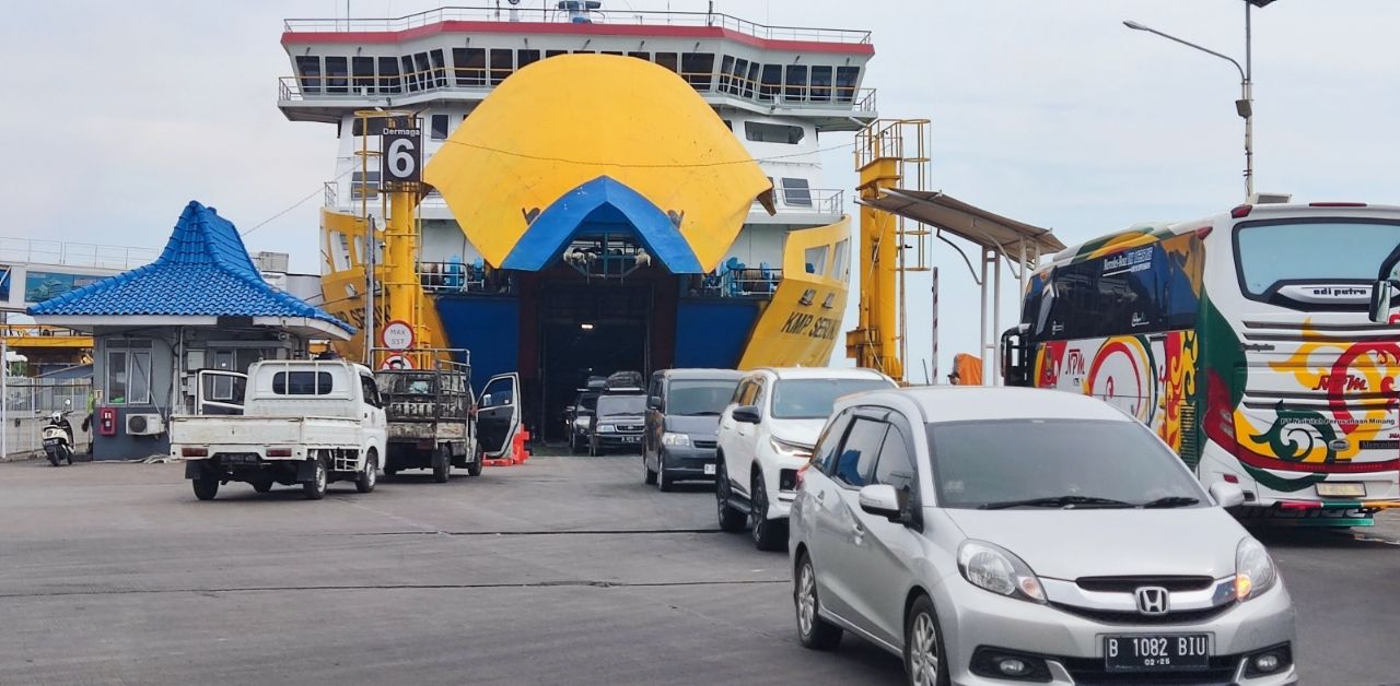 Akibat Cuaca Ekstrem Antrian Dipelabuhan Merak Mengular Hingga 7km