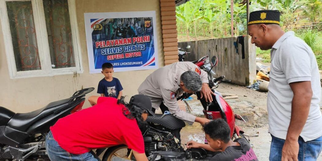 Polisi Lhokseumawe Keliling Kasih Servis & Cuci Motor Gratis untuk Warga Terdampak Banjir