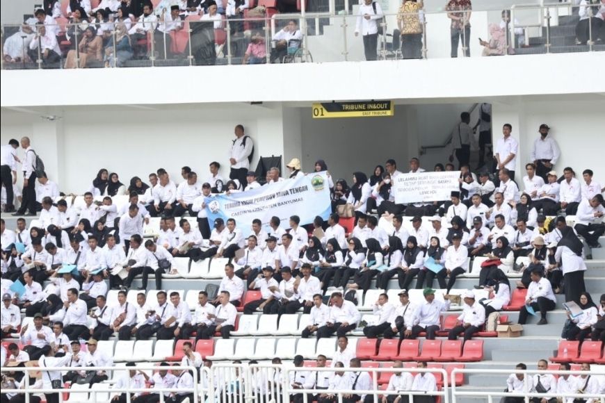 Diantara Ribuan Honorer, Terdapat Senyum Haru dari Penerima SK Sebagai Penyandang Disabilitas