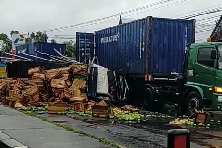 Truk Pengangkut Mangga Terbalik usai Tabrak Kontainer Parkir di Poros Pangkep-Barru