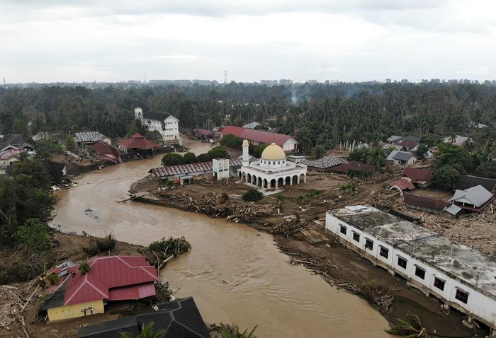 PLN Manfaatkan Crane sebagai Tower Darurat untuk Percepat Pemulihan Pasokan Listrik di Aceh