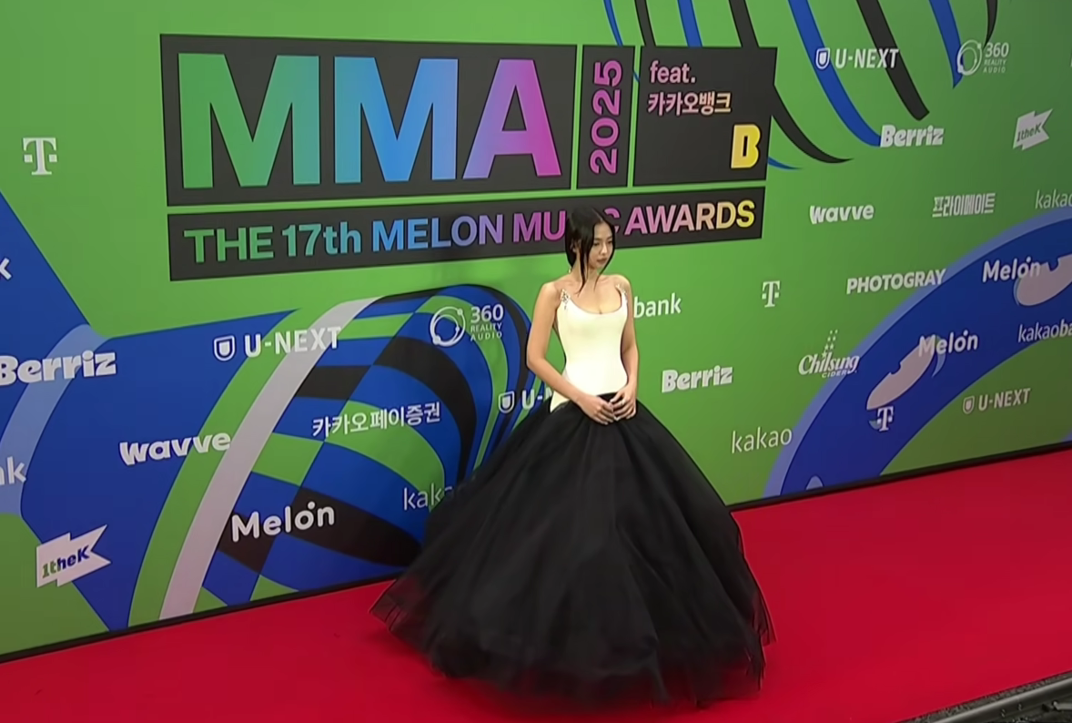 Tampil Powerful dan Feminin, Jennie BLACKPINK Curi Sorotan di Red Carpet MMA 2025