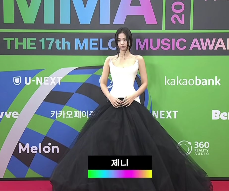 Tampil Powerful dan Feminin, Jennie BLACKPINK Curi Sorotan di Red Carpet MMA 2025