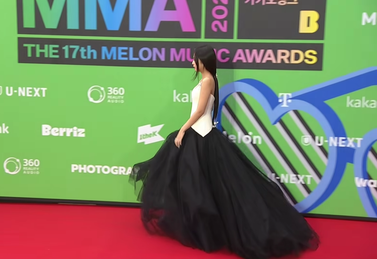 Tampil Powerful dan Feminin, Jennie BLACKPINK Curi Sorotan di Red Carpet MMA 2025