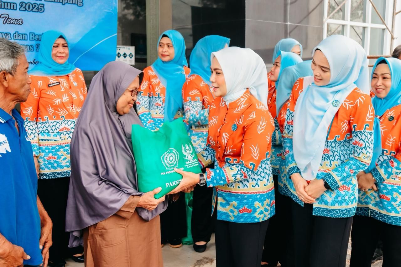 TP PKK Lampung Gelar Bakti Sosial Peringati Hari Ibu ke-97, dengan Memberikan Paket Sembako untuk Warga