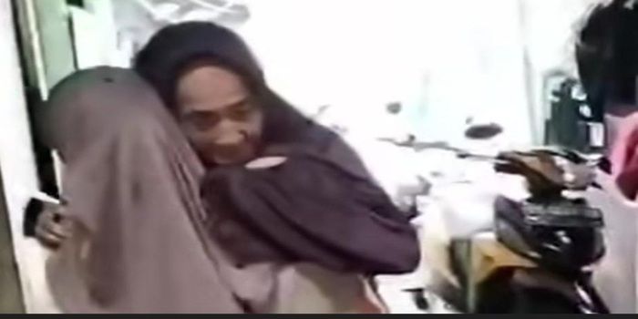 Viral Nenek 85 Tahun yang Tak Bisa Berjalan Dipersulit Ambil Bantuan, Warga Bantu Gotong ke Kelurahan