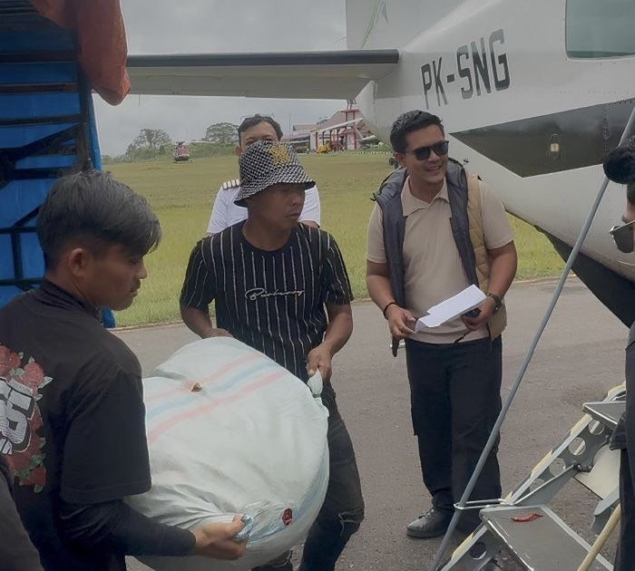 Akses Darat Putus, Pemkab Aceh Tengah Kirim Cabai Pakai Pesawat