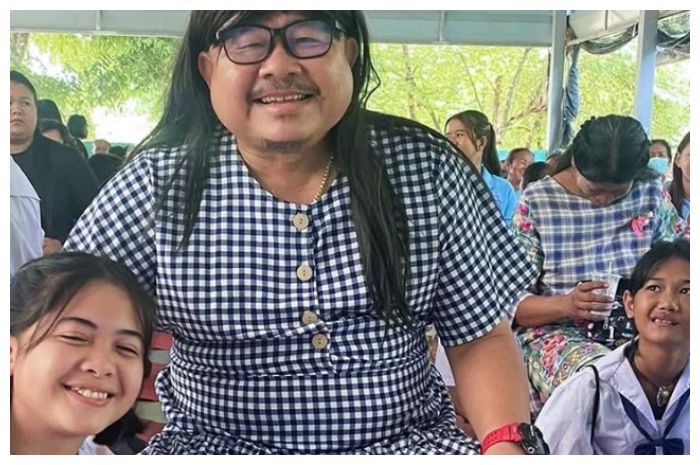 Ayah Ini Kenakan Gaun di Hari Ibu Demi Putrinya, Alasannya Bikin Haru!