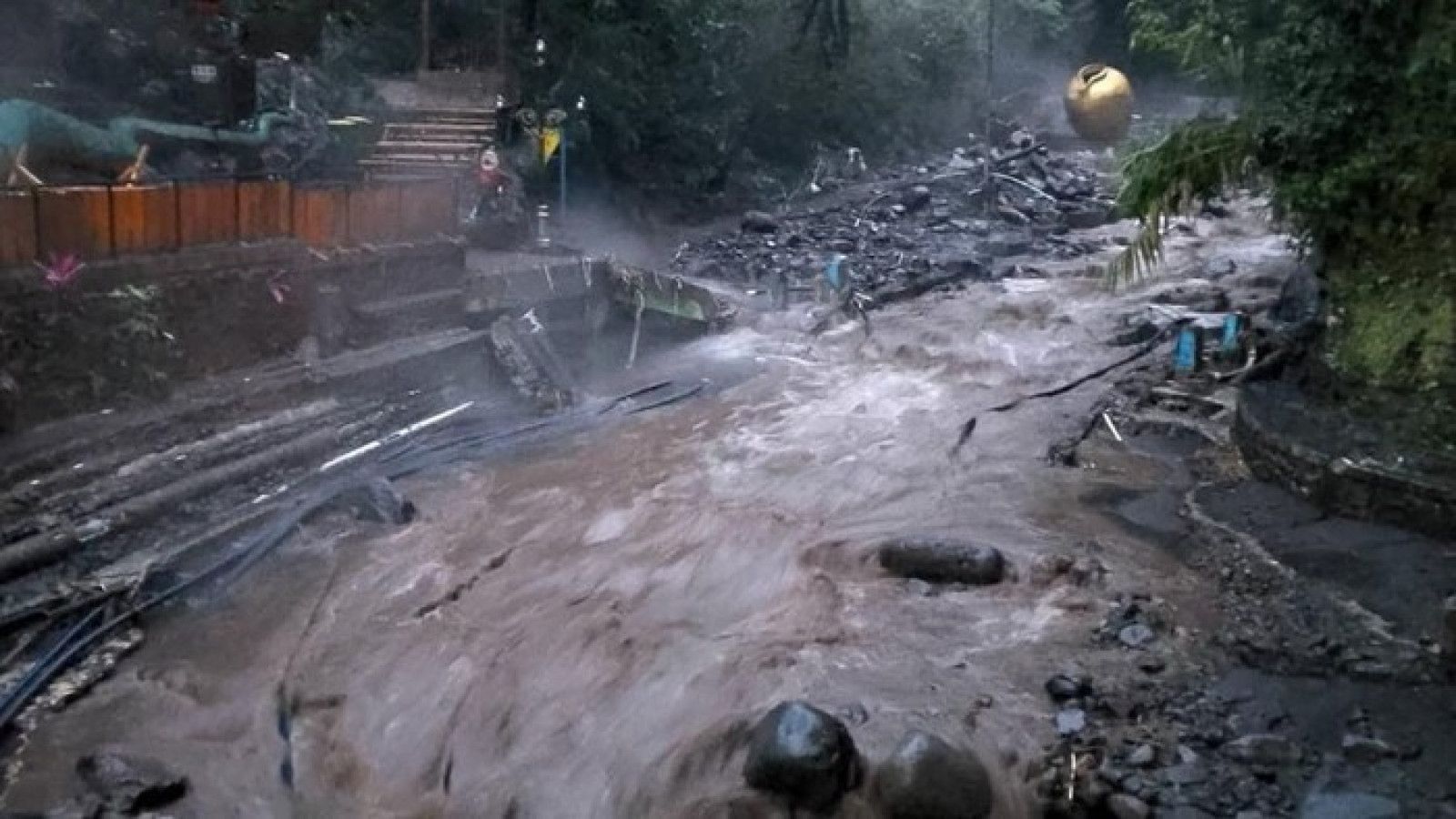 Kerusakan Besar Akibat Banjir di Wisata Guci Tegal