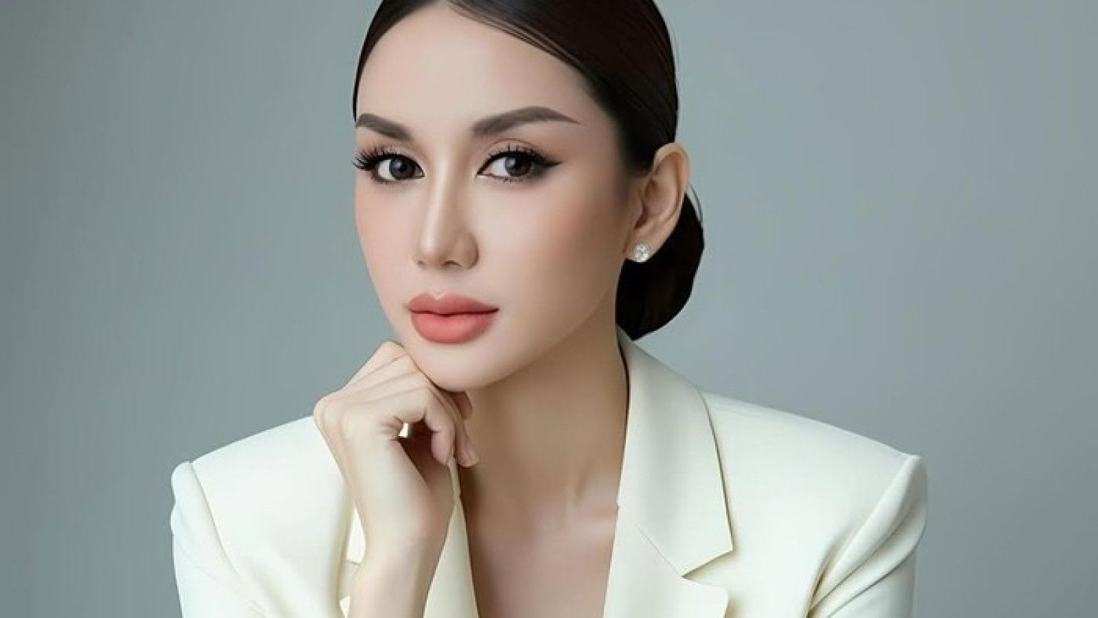 Ade Tya Tegaskan Tak Ada Hubungan dengan Ari Lasso