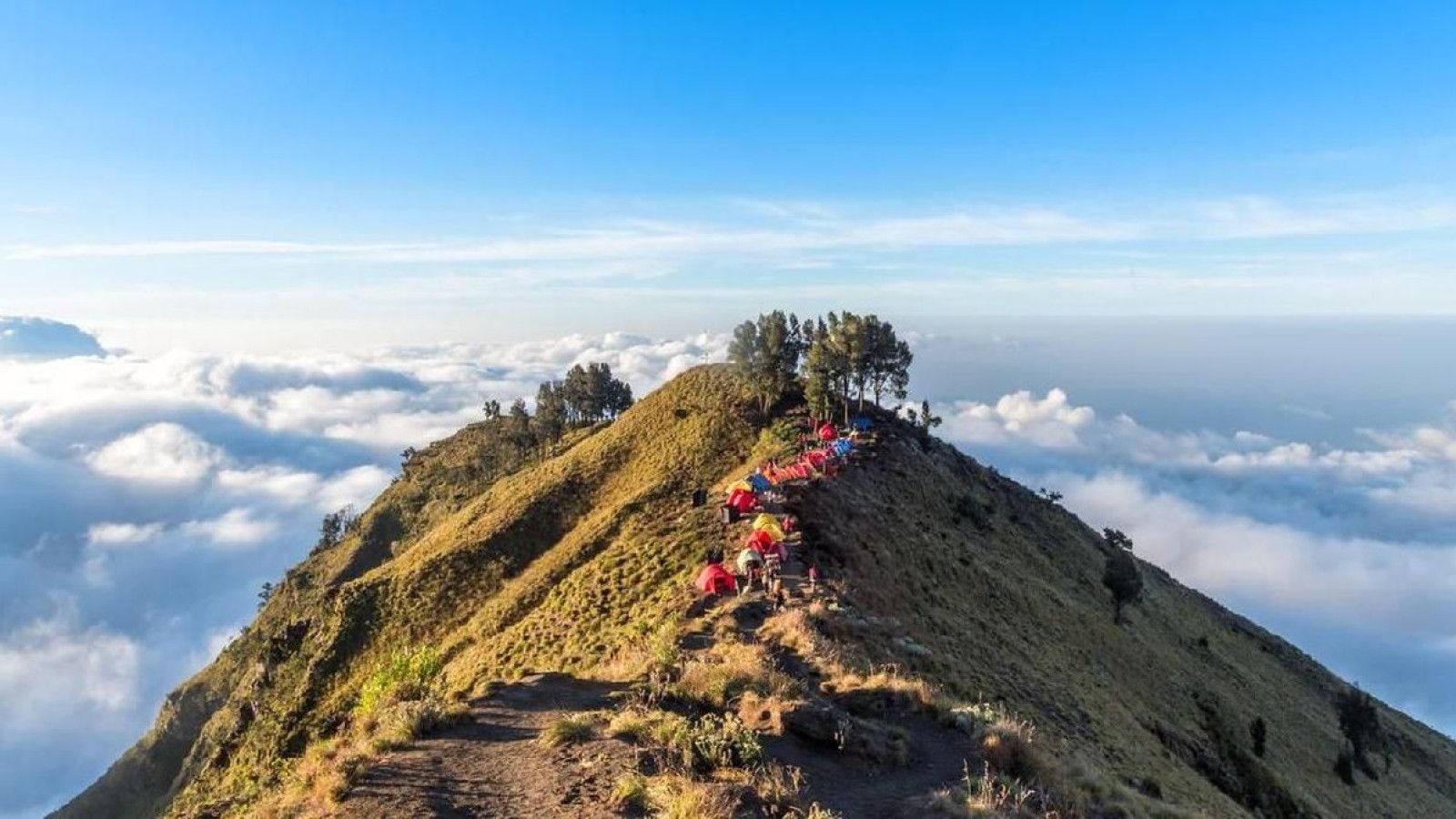 Penutupan Jalur Pendakian Gunung Rinjani hingga Maret 2026 Karena Cuaca Ekstrem