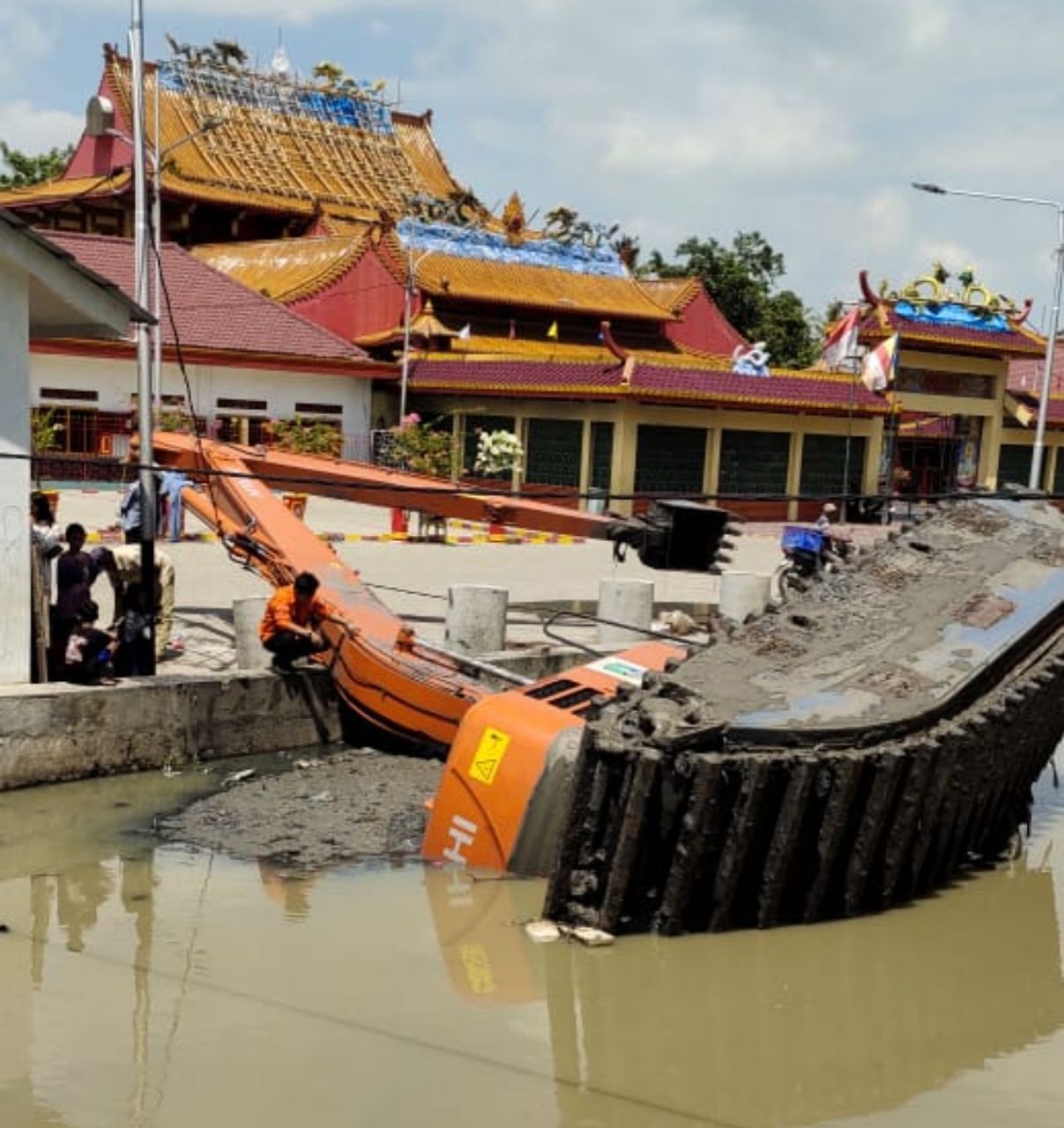Ekskavator Normalisasi Sungai Speelwijk Banten Lama Terguling Operator dan Kenek Tertimbun Lumpur