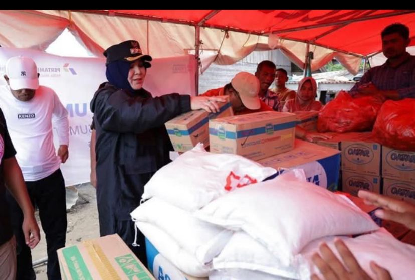 Wali Kota Illiza Turun Langsung Salurkan Bantuan untuk Korban Banjir Bireuen