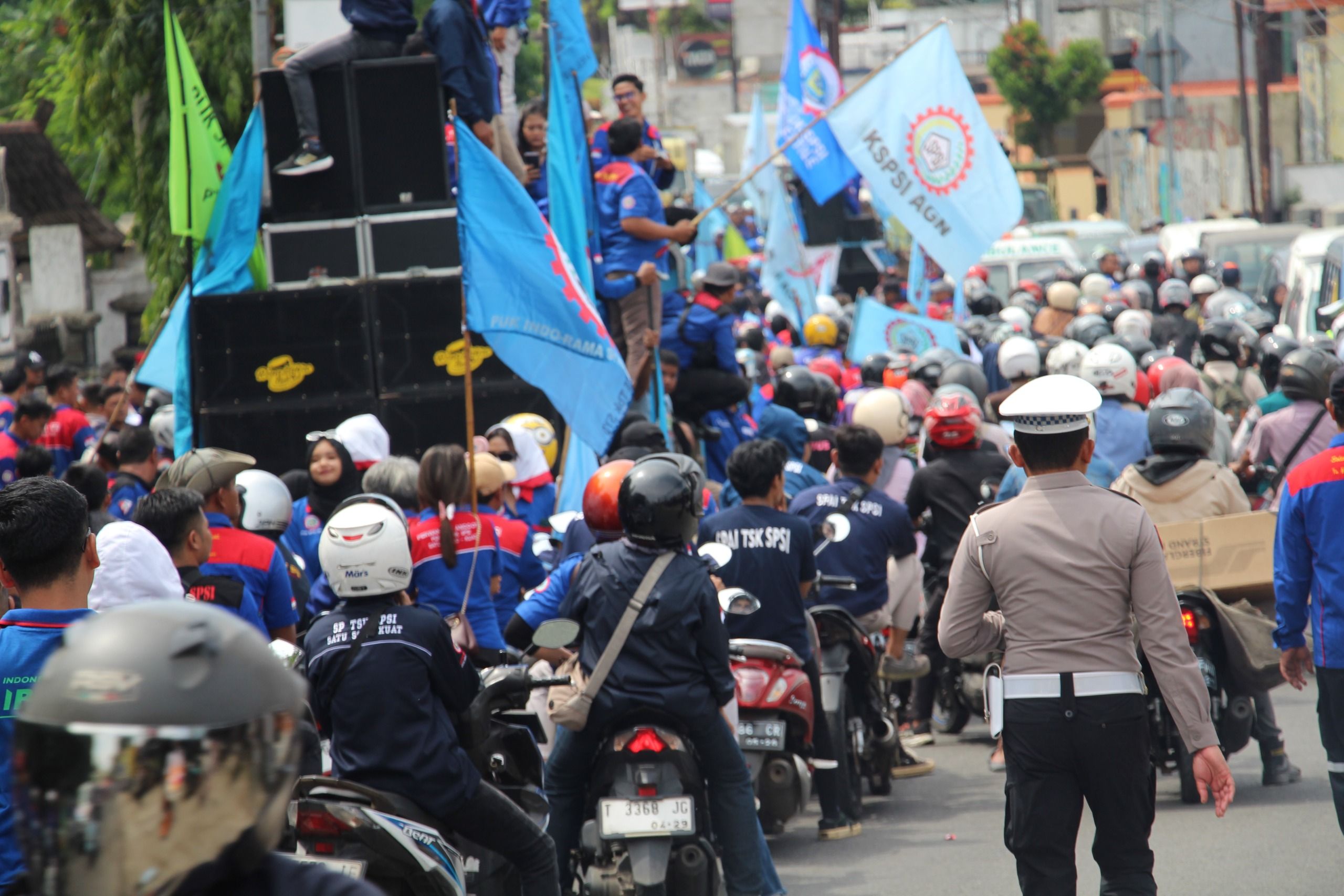 Bentrokan Terjadi antara Pengemudi Ojol dan Massa Aksi di Purwakarta
