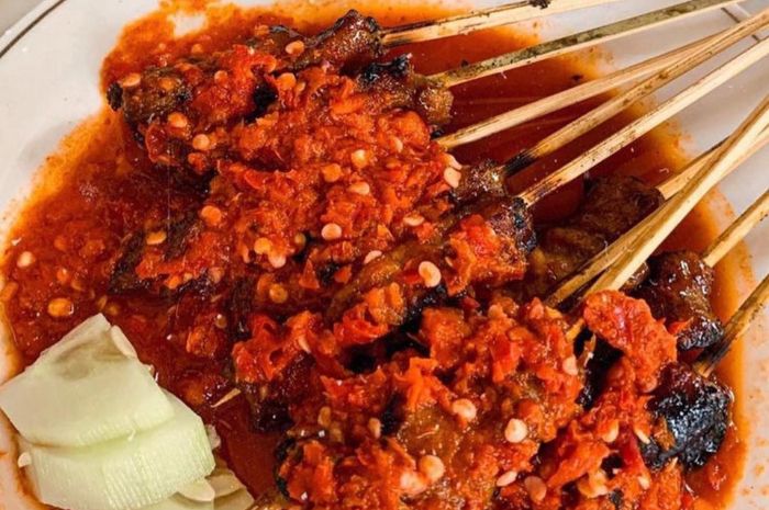 Menyantap Sate Plecing yang Pedas Manis