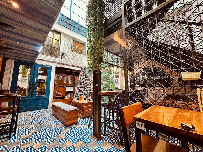 5 Tempat Ngopi Paling Syahdu di Jakarta untuk Menikmati Hujan
