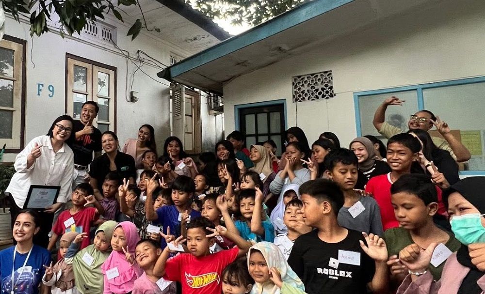 Tak Hanya Bisnis, Founder BrainBoost Juga Peduli Literasi Anak: Donasi Buku ke Sekolah Pemulung Manggarai