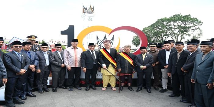 Memperingati HJK Bukittinggi ke 241: Pemko Bukittinggi Launching Name Sign Satu Abad Jam Gadang