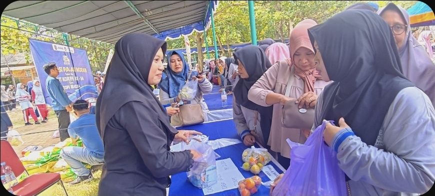 Rombongan Ibu-Ibu Padati Pantai Kartini Untuk Menyerbu Paket Sembako Murah
