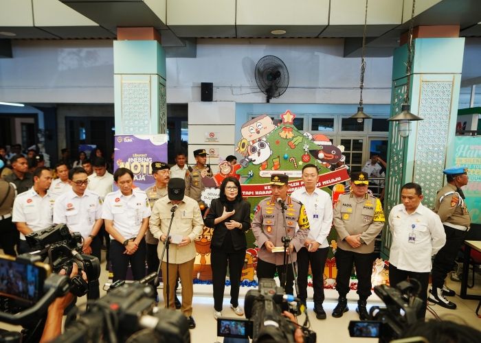 Kapolri-Menhub Tinjau Langsung Stasiun Pasar Senen, Pastikan Kesiapan Pelayanan Nataru 2025