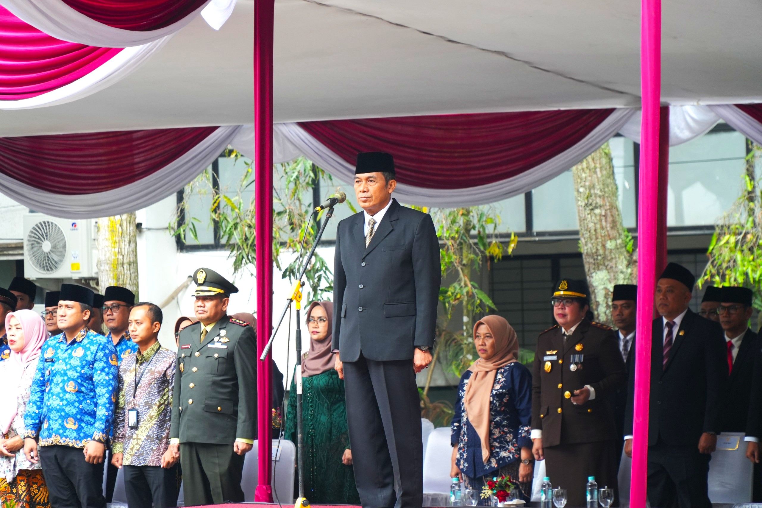 Ambil Rapor Anak, Wali Kota Cimahi Dorong Keterlibatan Ayah di Dunia Pendidikan