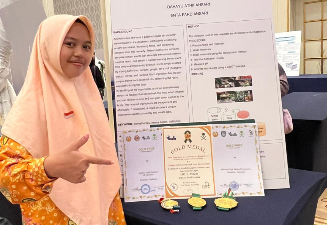 Peduli Kesehatan Mental, Siswi MTs Surya Buana Malang Bawa Pulang Emas Ajang Internasional