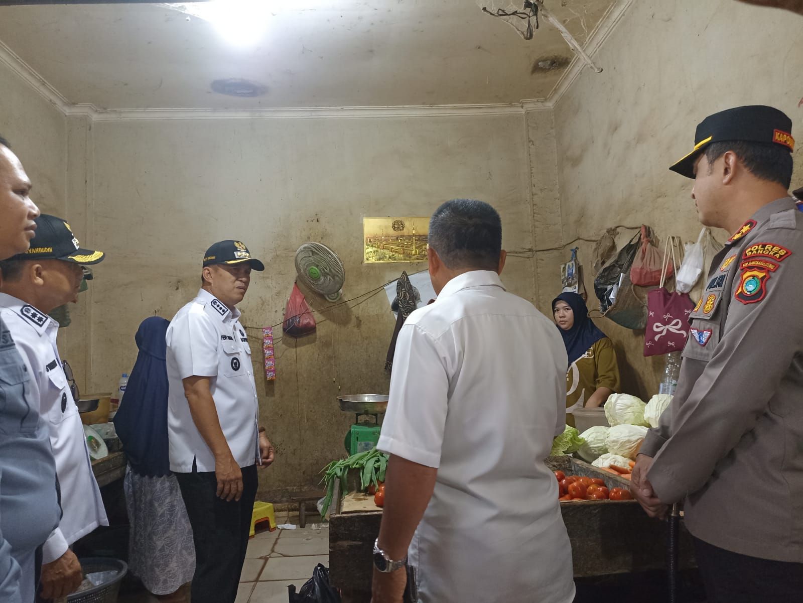Jelang Natal dan Tahun Baru, Bupati Bangka Pantau Kebutuhan Pokok di Pasar Sungailiat