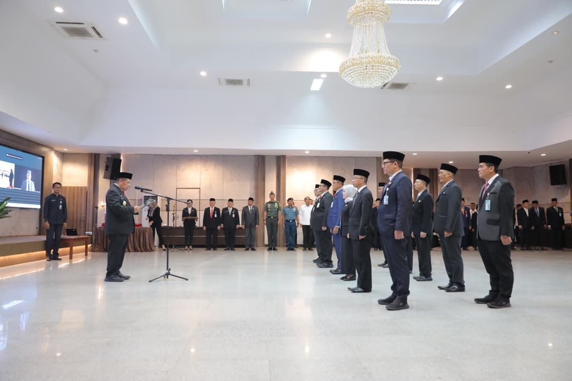 Lantik Pejabat Tinggi Pratama, Administrator, dan Pengawas, Gubernur Hidayat Arsani: Jadilah Pemimpin yang Inspiratif