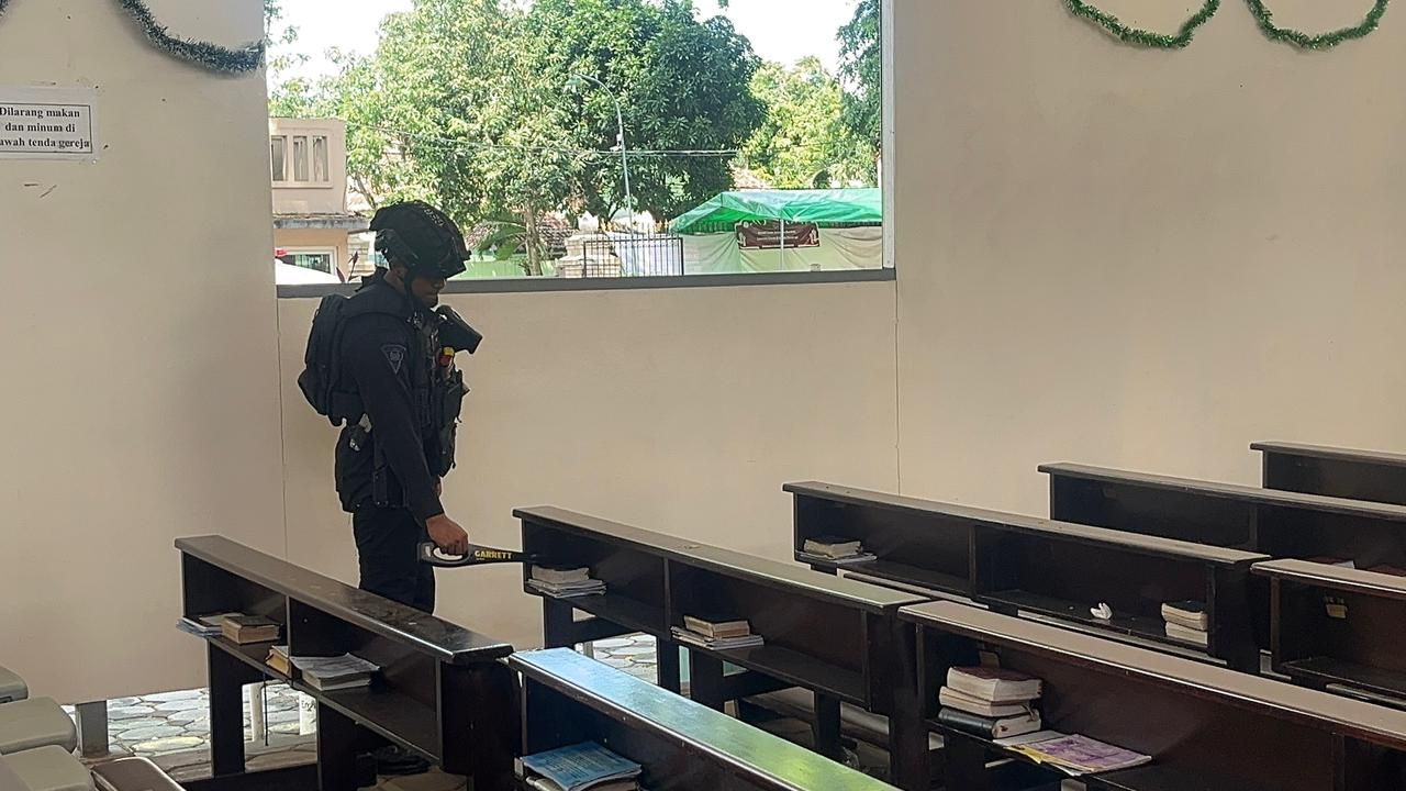 Gegana Polda Banten Lakukan Sterilisasi Gereja Kristus Raja Serang