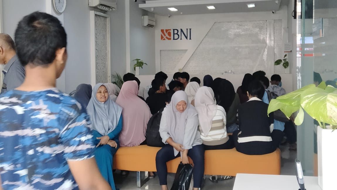 Antrean PIP Mengular, Pimpinan KCP BNI Duri Rangkap Jabatan Jadi Wartawan
