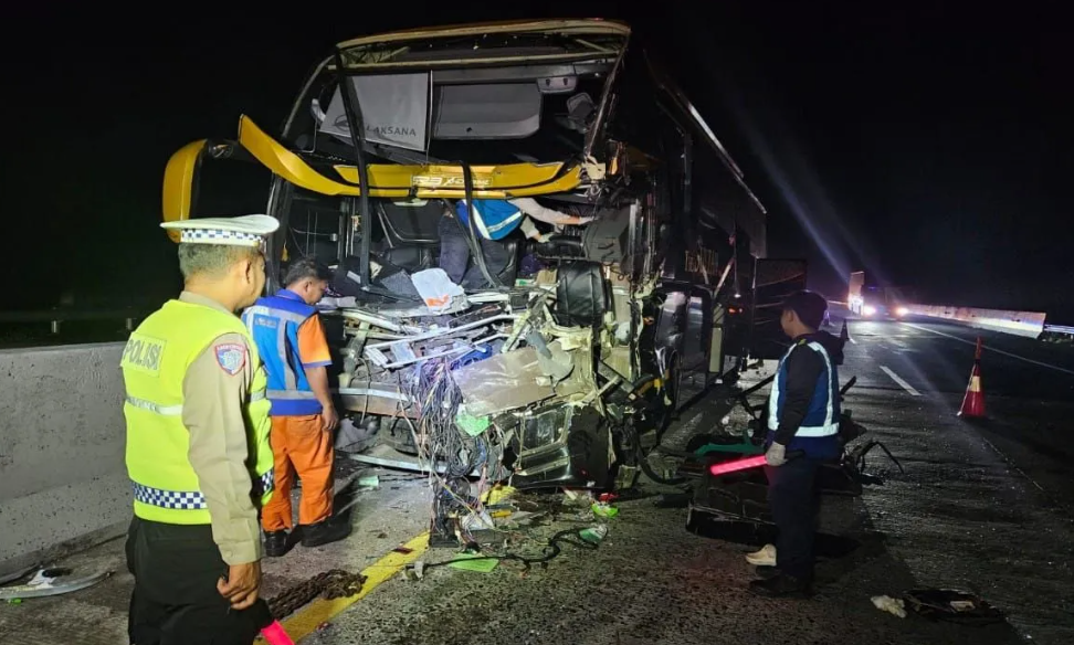 Bus Wisata Kecelakaan di Tol Batang, Satu Orang Meninggal