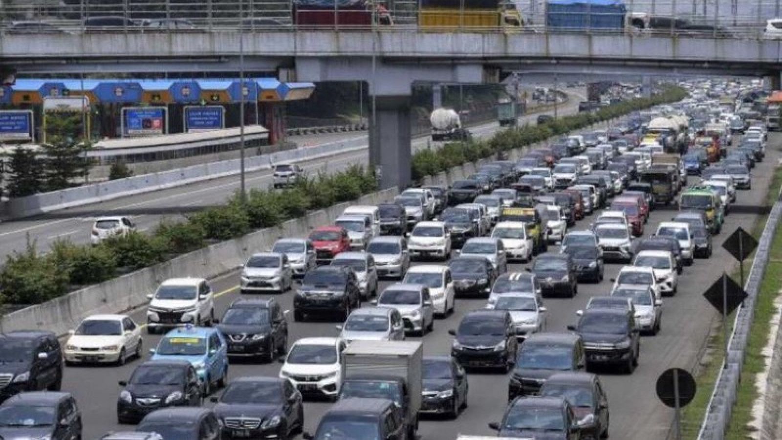 Strategi Contraflow Diterapkan di Tol Jakarta-Cikampek untuk Mengatasi Kepadatan Lalu Lintas