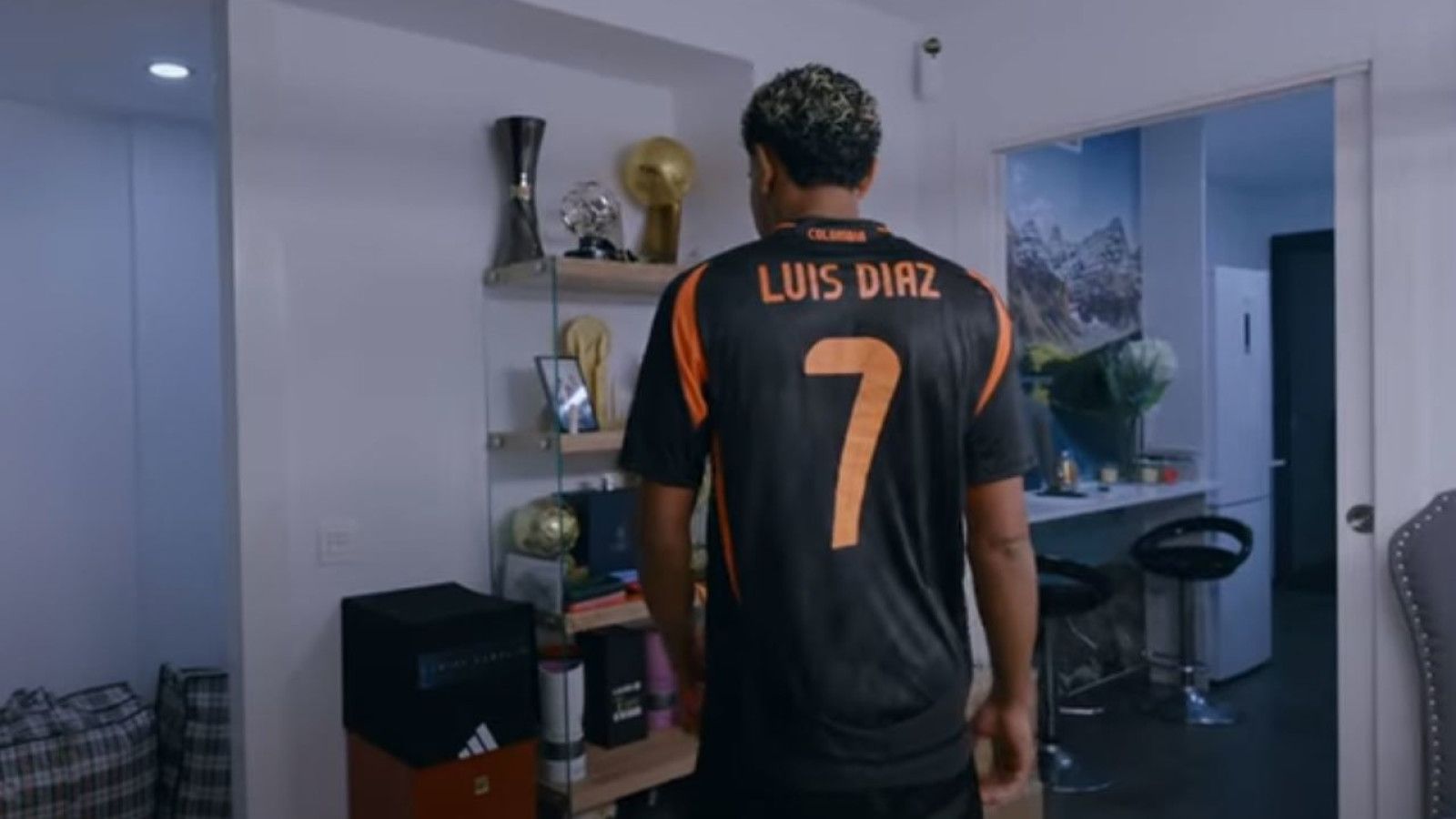 Momen Spesial Lamine Yamal: Kenakan Jersey Luis Diaz di Tur Apartemen