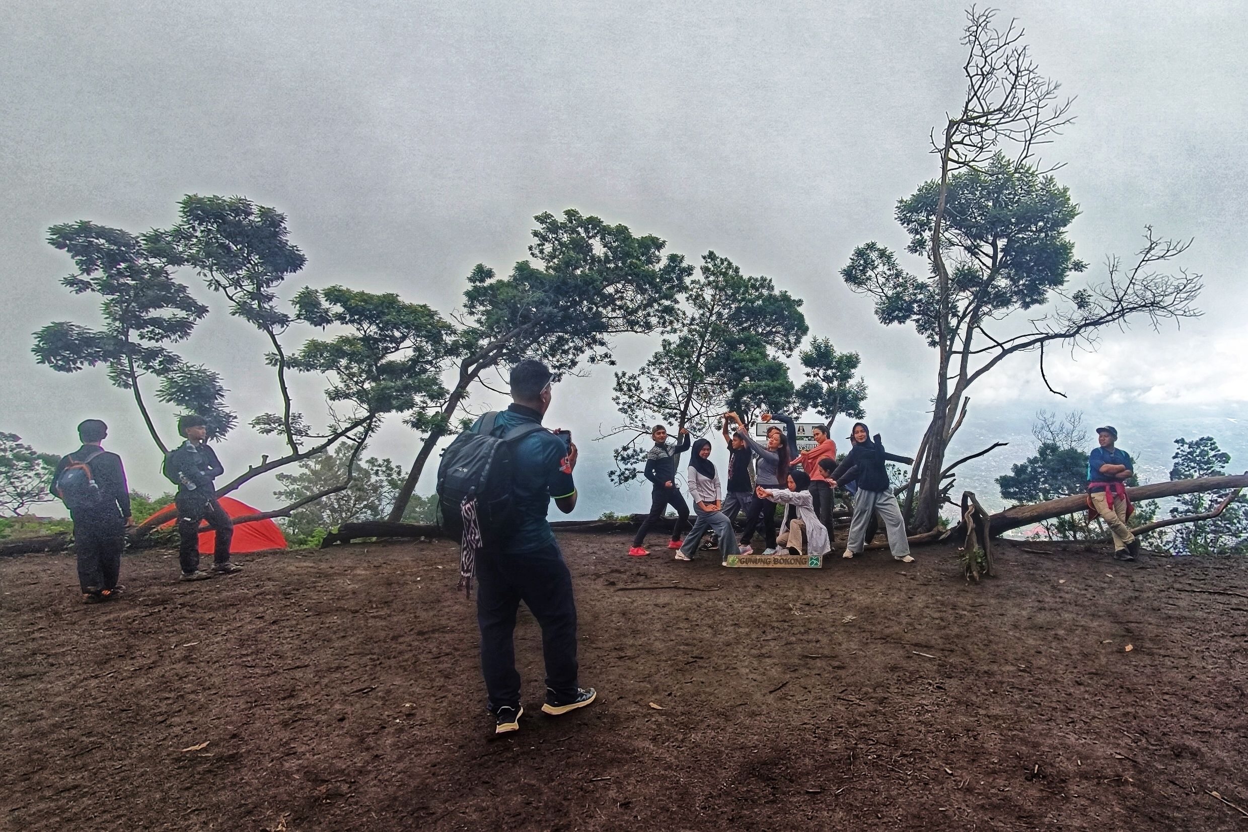 Liburan Akhir Tahun Lebih Seru dengan Muncak Bareng Teman Hiking