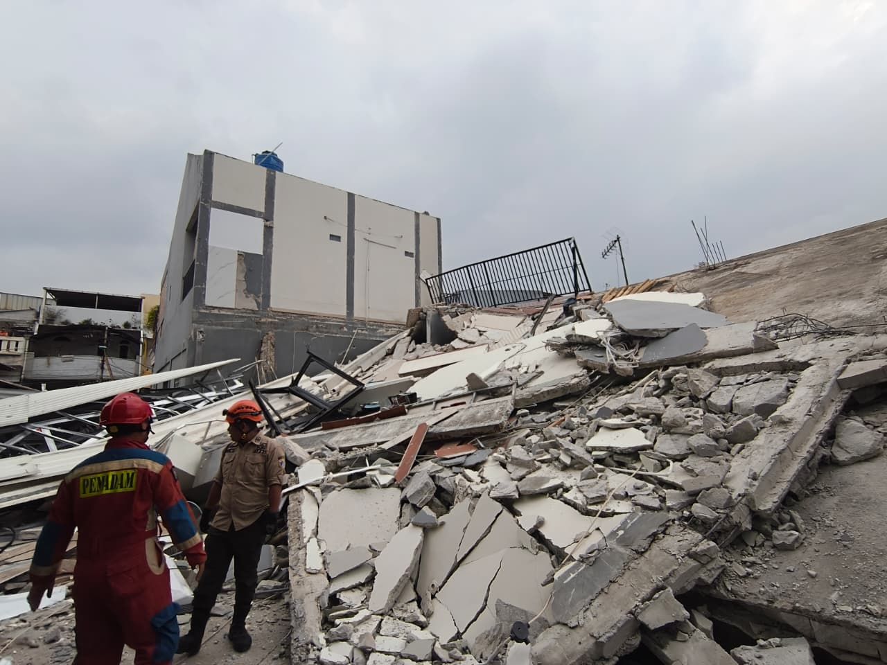Gedung Parkir 2 Lantai di Koja Ambruk Timpa Banyak Kendaraan