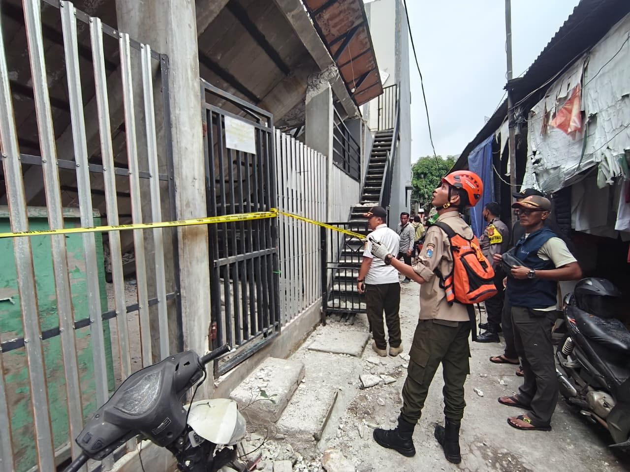 Gedung Parkir 2 Lantai di Koja Ambruk Timpa Banyak Kendaraan