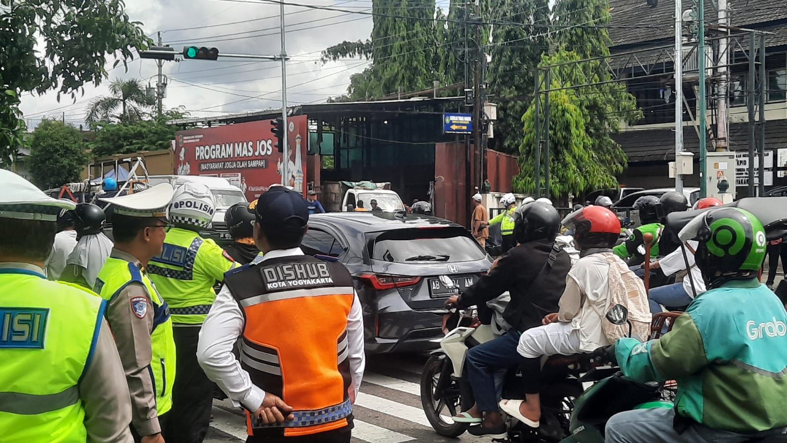 Arus Kendaraan Masuk Jogja Tembus 7 Ribu Per Jam Selama Nataru 2025, Dishub Pasang APILL Baru di Mantrigawen - Katamso