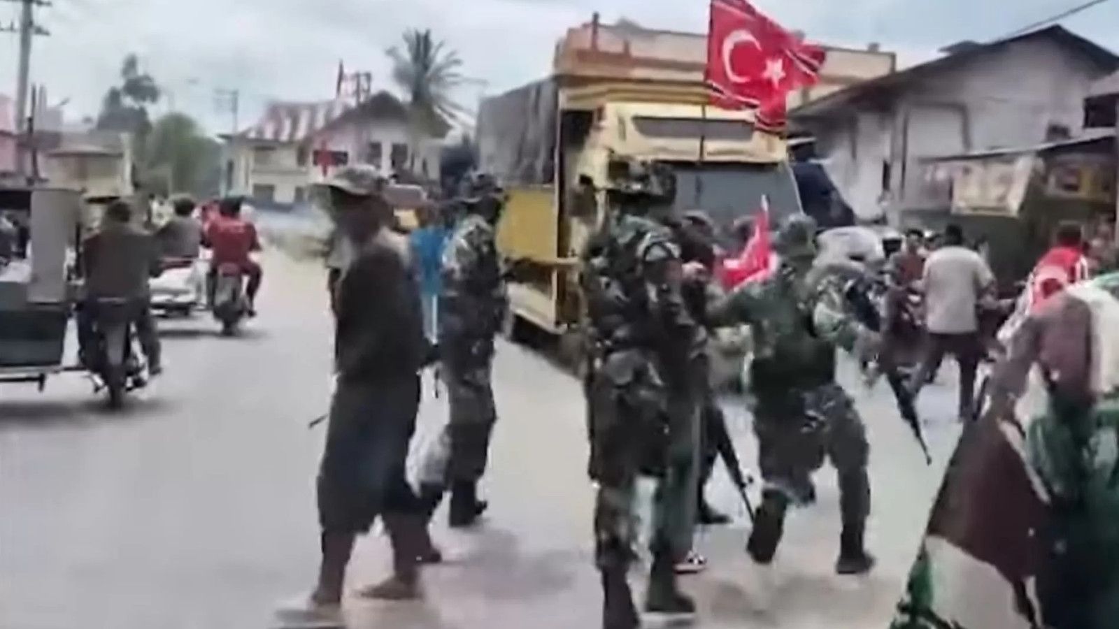 TNI Lakukan Pembubaran Massa dengan Bendera Bulan Bintang di Aceh