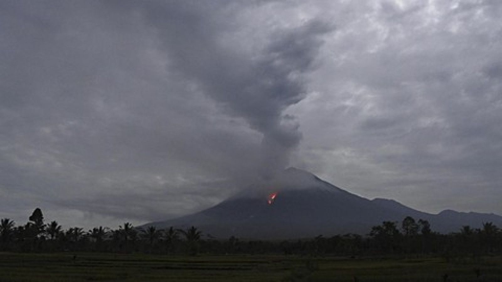 Gunung Semeru Kembali Erupsi, Warga Harus Waspada