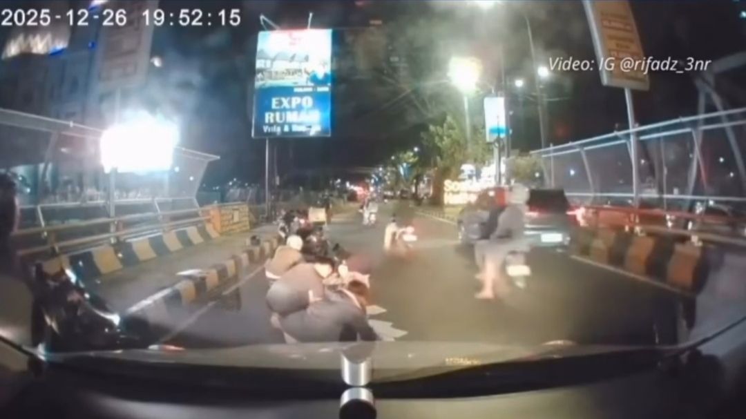 Aksi Spontan Solidaritas Pengguna Jalan Bantu Ibu yang Kertas Bawaannya Bertebaran di Jalan